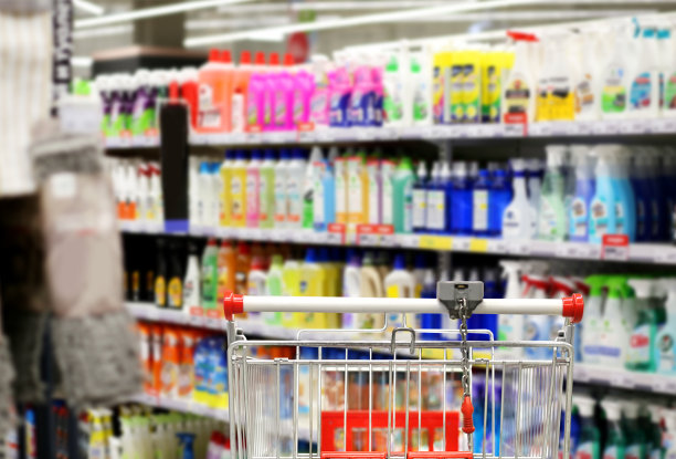在超市购物。(洗衣粉,洗衣粉,洗发水,肥皂)图片下载