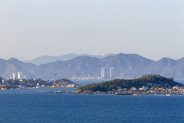 越南芽庄海滨城市全景。图片下载