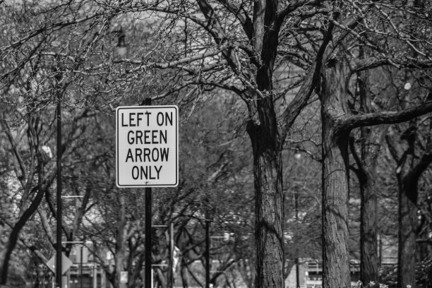 绿色箭头左转，交通标志图片下载