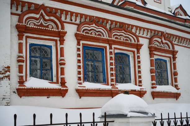 在索利卡姆斯克(俄罗斯)，古老教堂的窗户上装饰着华丽的白砖和红砖装饰。图片下载