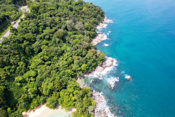 无人机拍摄的普吉岛夏季海景：阳光明媚的海岸线图片下载