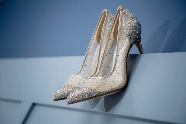 新娘的鞋子挂在架子上图片下载