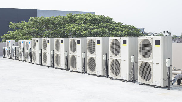 空调压缩机安装在室外。图片下载