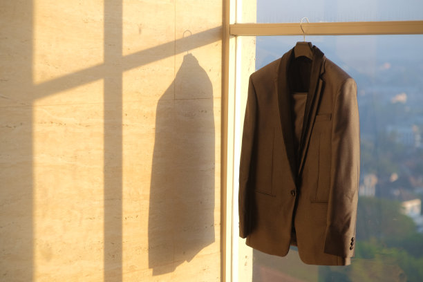 男人的西装看起来很帅，很有魅力图片下载