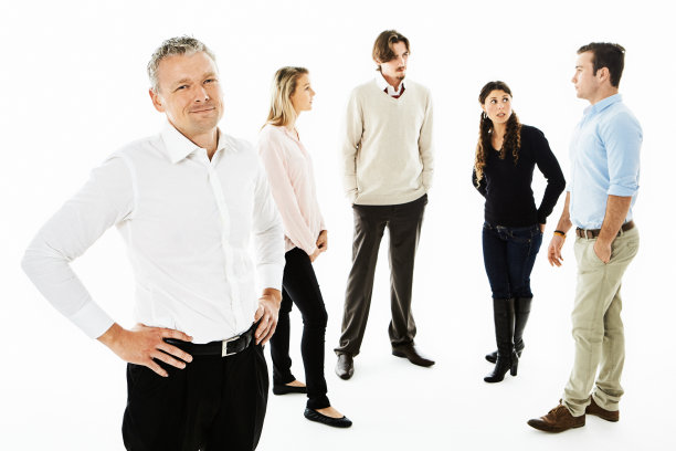 经理自信地站在业务团队的前面，背景是白色的图片下载