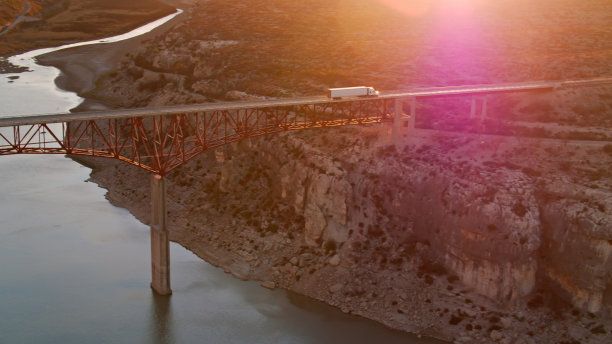 卡车在佩科斯河大桥上行驶的观点-空中图片下载