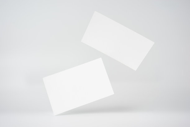 两张名片隔离在白色背景上图片下载