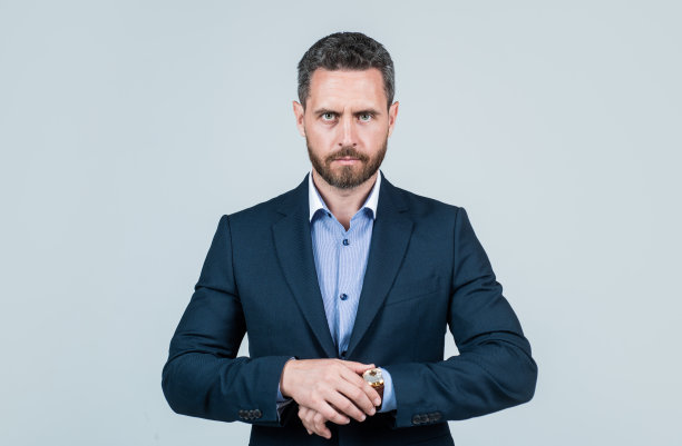 男老板穿着正装或办公室经理不刮胡子，信心十足图片下载