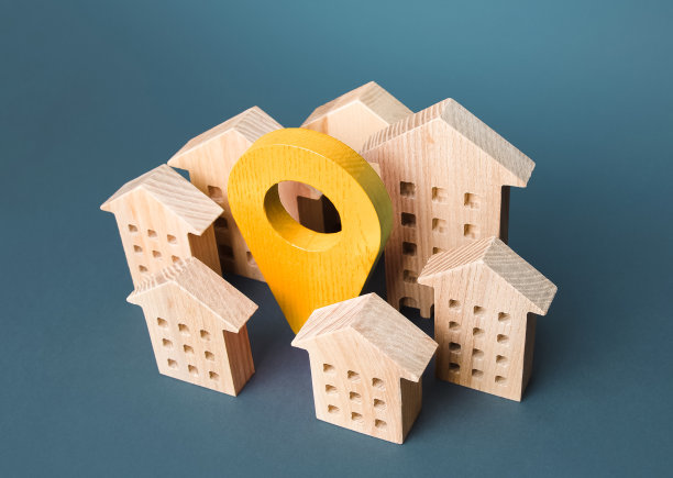 密集住宅开发和黄色定位销。交付。跟踪和导航。物联网、城市管理和城市市政服务。住宅小区。图片下载