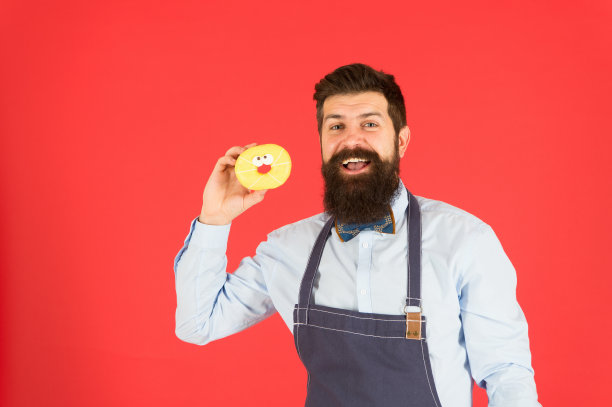 红底专业厨师手持甜甜圈图片下载