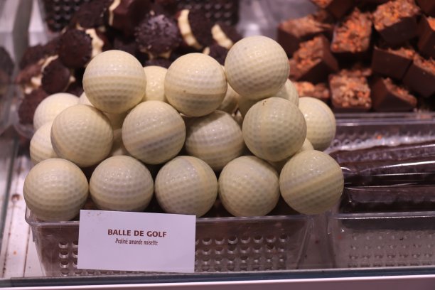 市场上的巧克力高尔夫球图片下载