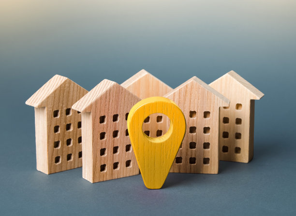 住宅楼和生活区黄色定位别针。交付。跟踪和导航。物联网、城市管理和城市市政服务。寻找住房选择。城市参观。图片下载