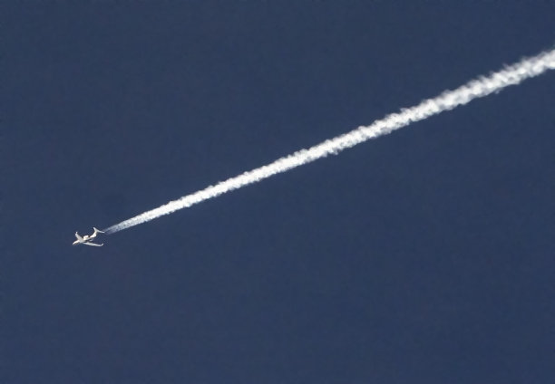 喷气机划破晴朗的蓝天图片下载