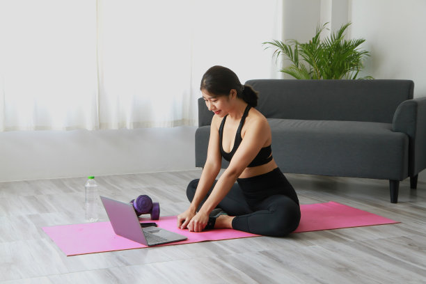 缓解压力，放松肌肉，呼吸练习，运动，冥想：女性在办公室练习瑜伽图片下载