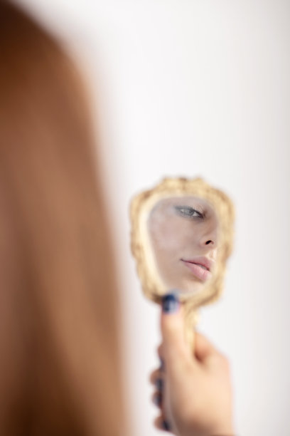 镜子里映出的部分女人的脸图片下载