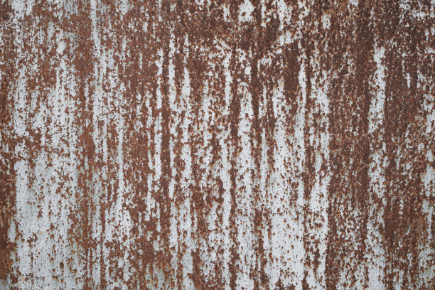 旧铁板上覆盖着白色的铁锈。生锈的金属表面纹理图片下载