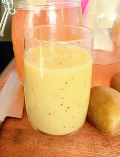 自制苹果香蕉和奇异果奶昔的照片图片下载