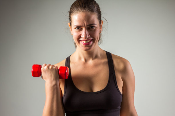 健身的女人在地板上孤立的白色背景图片下载