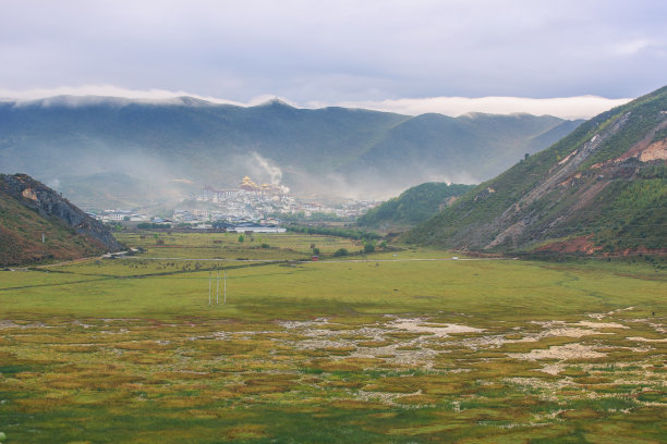 松赞林寺建在中国云南省的高原山川草原和自然风光上图片下载