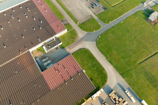 生产和分配工业设备的现代工厂结构的鸟瞰图。全球产业概念图片下载