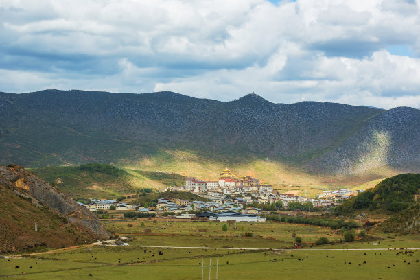 松赞林寺建在中国云南省的高原山川草原和自然风光上图片下载