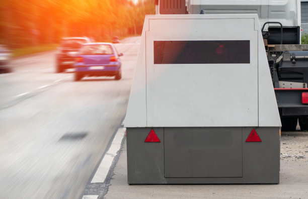 在雷达控制下超速的汽车闪烁并被拍照图片下载
