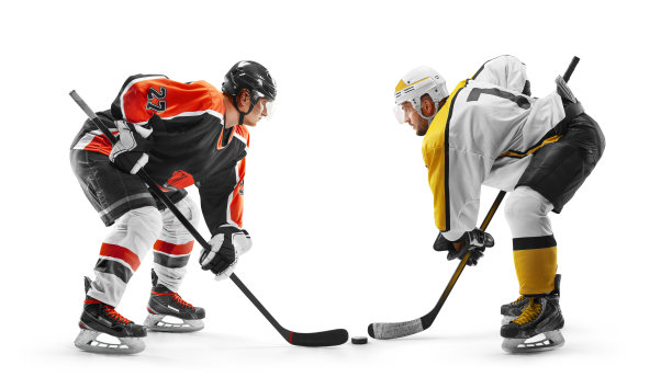 两名职业冰球运动员开始比赛。为球而战。体育情感。曲棍球的概念。孤立的图片下载