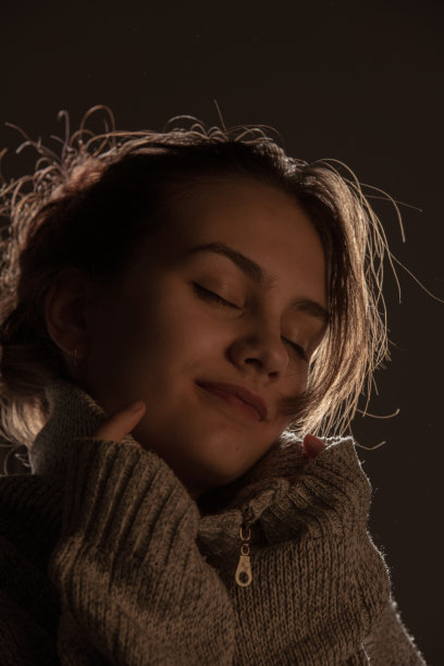 美丽的女人肖像在温暖的光图片下载