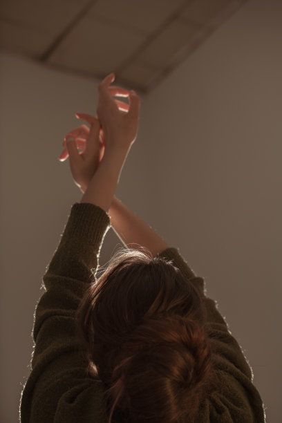 女人挂起双手图片下载