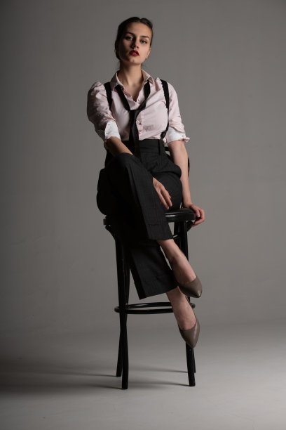 经典风格的高加索女性肖像图片下载