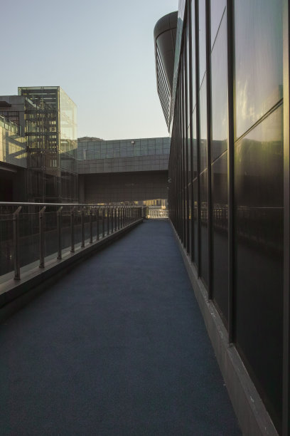 蓝色的跑道穿过现代建筑图片下载