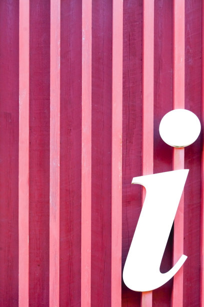 信息标志，粉红色的木制背景。图片下载