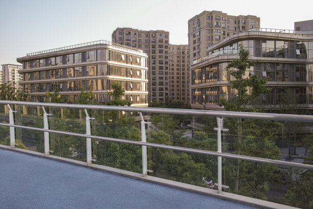 穿过现代建筑之间的跑道图片下载