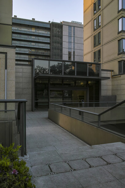 现代建筑在早晨的日出图片下载