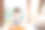 快乐的非洲裔美国小女孩玩纸盒-孩子们玩图片下载