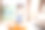 有趣的非洲裔美国小女孩在一个纸盒里-孩子们玩图片下载