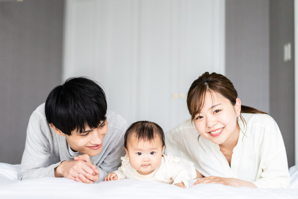 一家人躺在床上抱着孩子图片下载