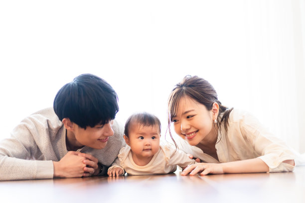 一家人躺在床上抱着孩子图片下载