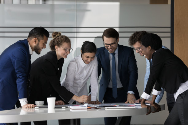 快乐的多元化业务团队的员工对项目想法进行头脑风暴图片下载