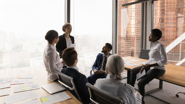 女性商业领袖在多元化团队面前讲话图片下载