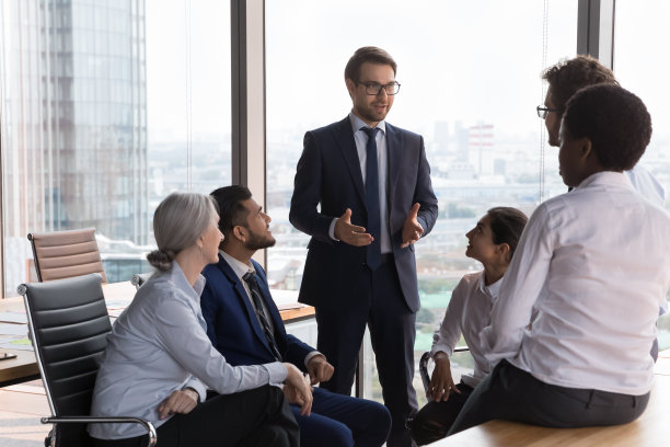 积极自信的业务团队领导，激励多样化的员工图片下载