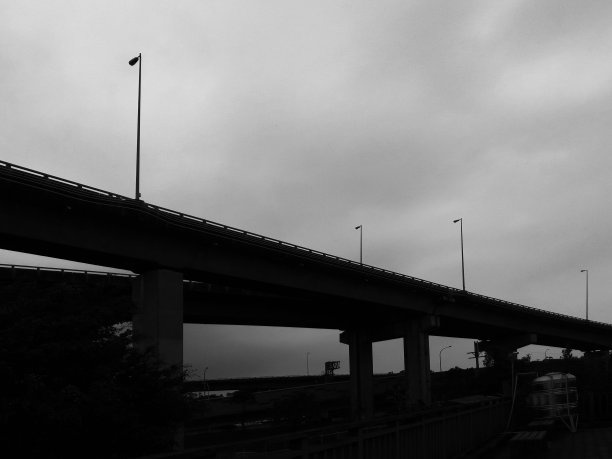 暴风雨前的黑白高架桥。高速公路图片下载