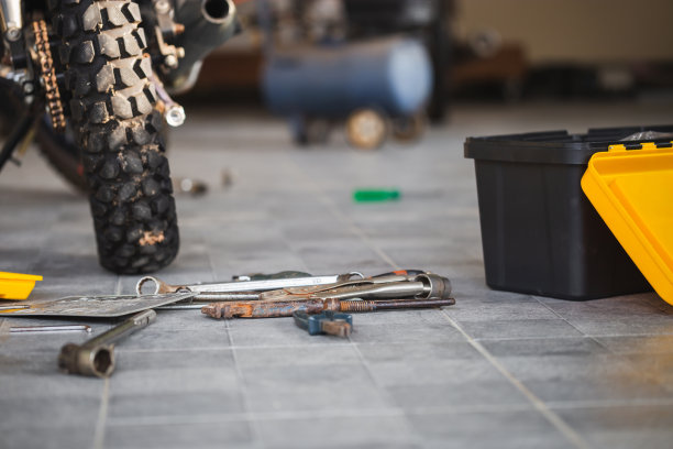 维修和保养概念，在车间车库提供修理摩托车的工具图片下载