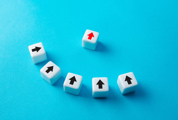 红色箭头引导团队向正确的方向前进。品质领导，行政管理和项目管理能力。企业。合作的团队精神。领导者领导他的团队。图片下载