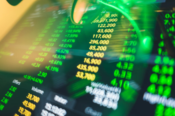 绿色正价格在股市交易中增长，在牛市投资中增长图片下载