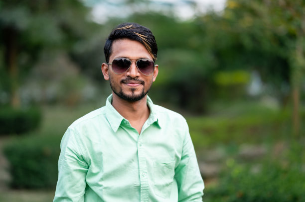 一个年轻的印度裔男子的肖像在白天戴着太阳镜图片下载