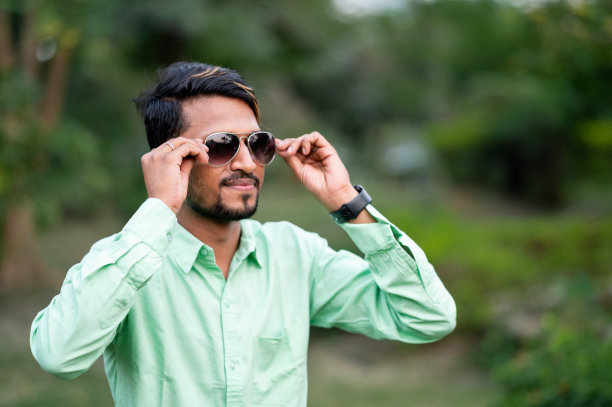 在城市道路上戴着太阳眼镜的男子图片下载