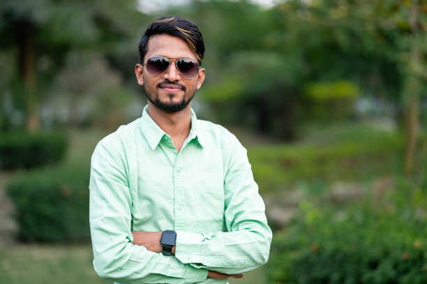 印度裔年轻人双手合十的肖像图片下载