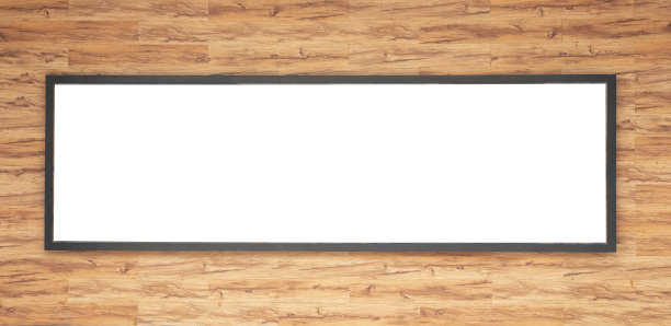 木制墙上的广告牌模型。一个内部空信息广告牌的模板，一个横幅占位符和海报的模型。图片下载