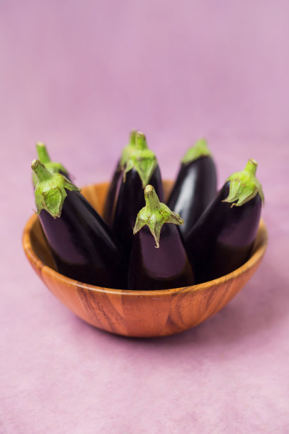 木碗里茄子的特写图片下载